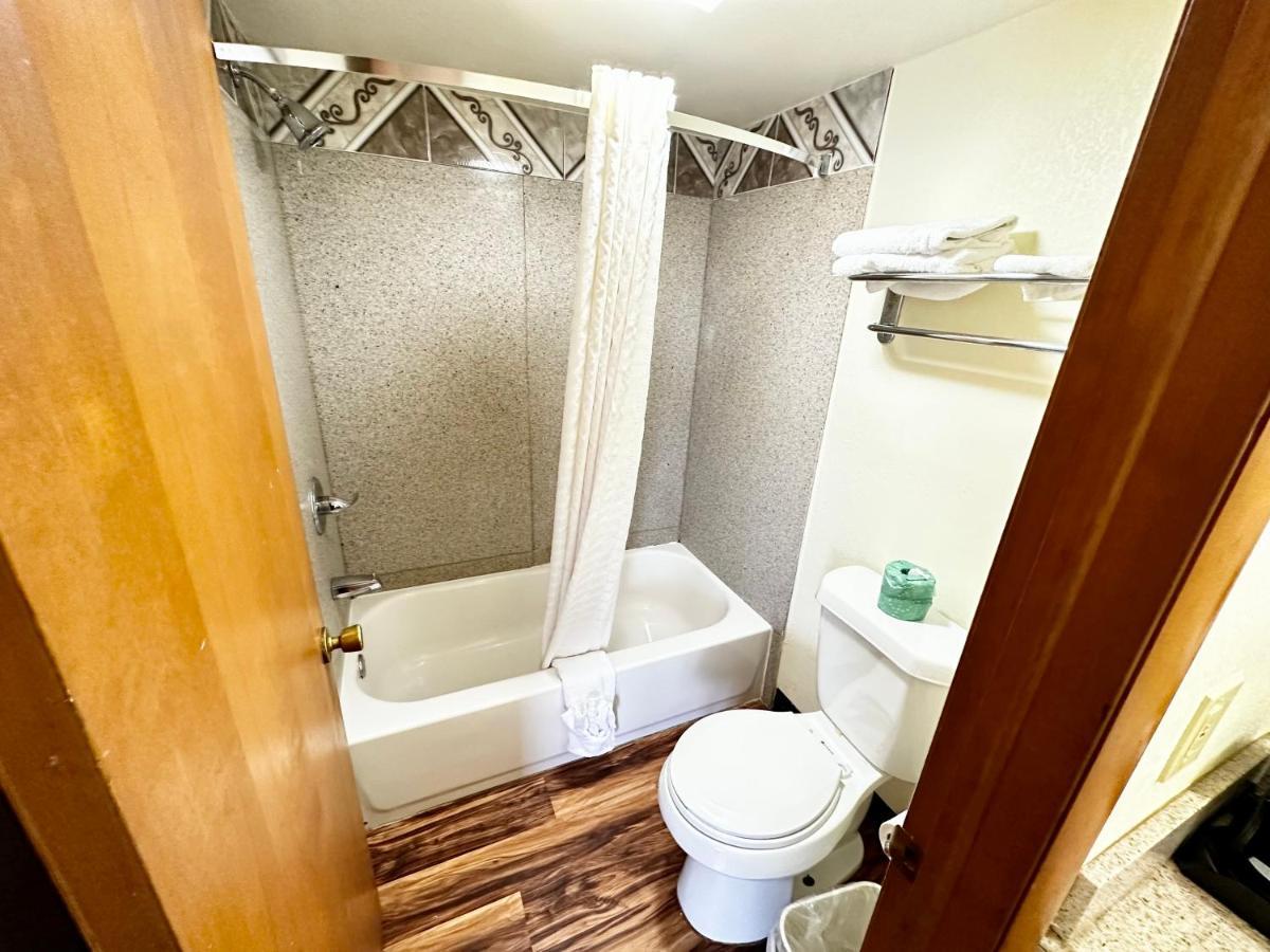 Regency Inn Iola Luaran gambar