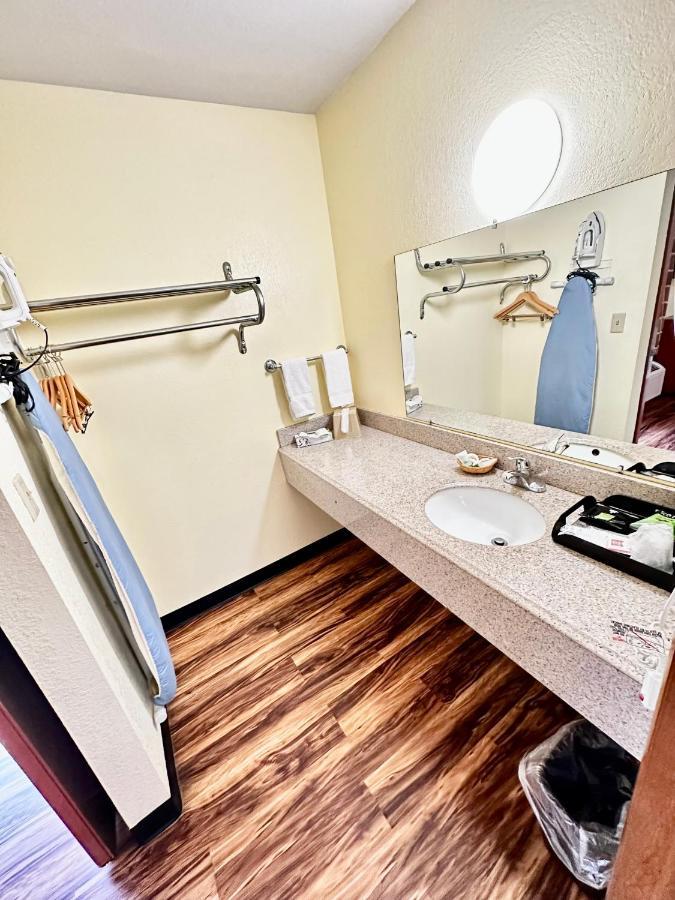 Regency Inn Iola Luaran gambar